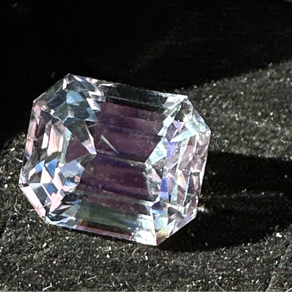10.45 Carats Natural Spodumene Gemstone - Picture 7 of 17